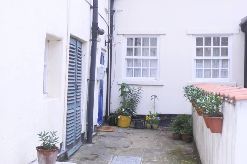 וויטבי Kikas Cottage, Rear 89 Church Street, White Horse Yard מראה חיצוני תמונה
